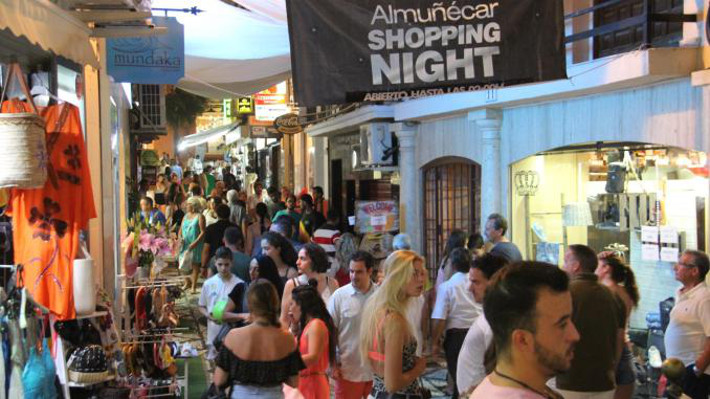 El comercio de Almuñécar celebra este sábado su primera  shopping night del verano 2018